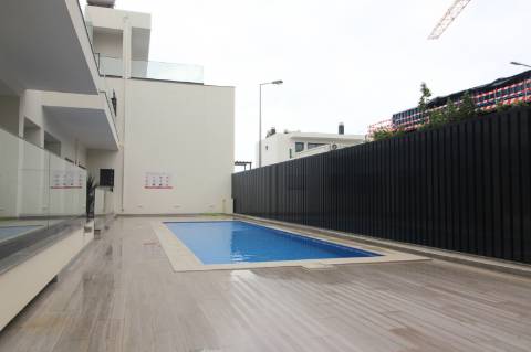 Apartamento T2 no Rés-do-Chão, a 2 minutos da marginal de Cabanas