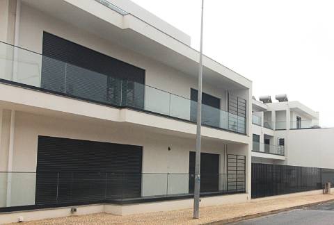 Apartamento T2 no Rés-do-Chão, a 2 minutos da marginal de Cabanas