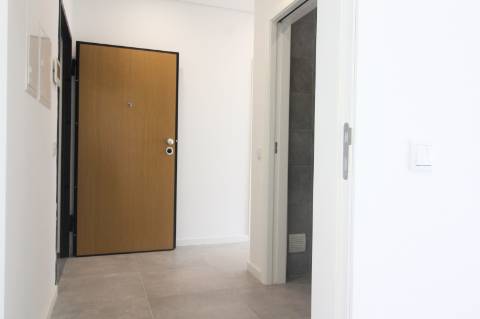 Apartamento T2 no Rés-do-Chão, a 2 minutos da marginal de Cabanas