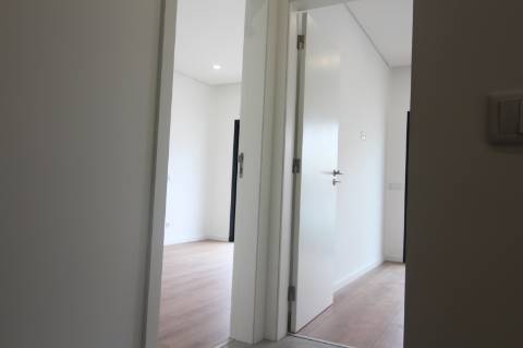 Apartamento T2 no Rés-do-Chão, a 2 minutos da marginal de Cabanas