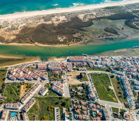 Apartamento T2 no Rés-do-Chão, a 2 minutos da marginal de Cabanas