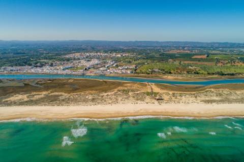Apartamento T2 no Rés-do-Chão, a 2 minutos da marginal de Cabanas