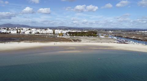 Moradia de tipologia T3 com piscina e vista mar. Em fase de construção com entrega en 2020/2021