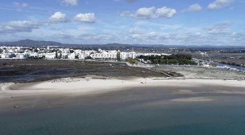 Moradia de tipologia T3 com piscina e vista mar. Em fase de construção com entrega en 2020/2021