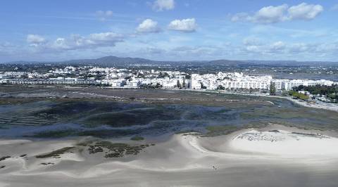 Moradia de tipologia T3 com piscina e vista mar. Em fase de construção com entrega en 2020/2021