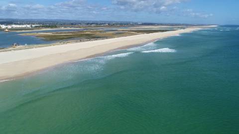 Moradia de tipologia T3 com piscina e vista mar. Em fase de construção com entrega en 2020/2021