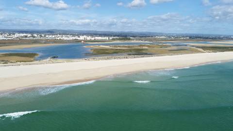 Moradia de tipologia T3 com piscina e vista mar. Em fase de construção com entrega en 2020/2021