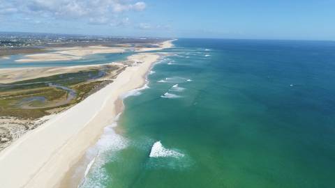 Moradia de tipologia T3 com piscina e vista mar. Em fase de construção com entrega en 2020/2021