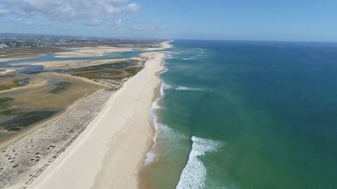 Moradia de tipologia T3 com piscina e vista mar. Em fase de construção com entrega en 2020/2021
