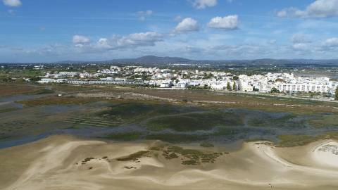 Moradia de tipologia T3 com piscina e vista mar. Em fase de construção com entrega en 2020/2021
