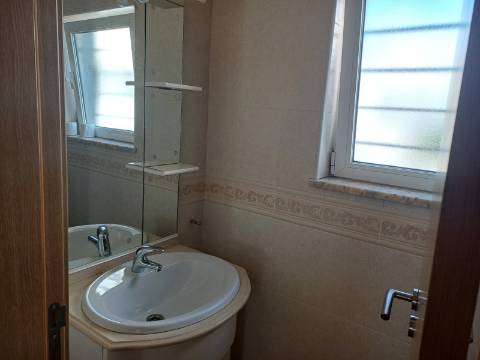 Moradia T2 Arrendamento de Outubro a Maio. Espaço exterior muito agradável!