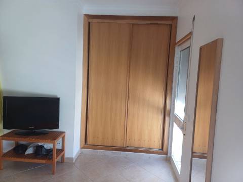 Moradia T2 Arrendamento de Outubro a Maio. Espaço exterior muito agradável!