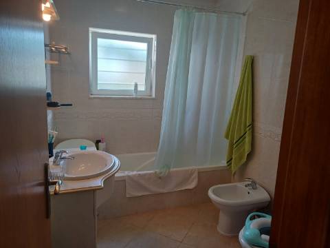 Moradia T2 Arrendamento de Outubro a Maio. Espaço exterior muito agradável!