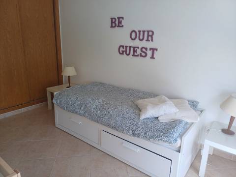 Moradia T2 Arrendamento de Outubro a Maio. Espaço exterior muito agradável!