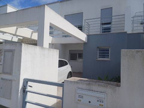 Moradia T2 Arrendamento de Outubro a Maio. Espaço exterior muito agradável!