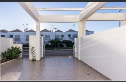 Moradia T2 Arrendamento de Outubro a Maio. Espaço exterior muito agradável!