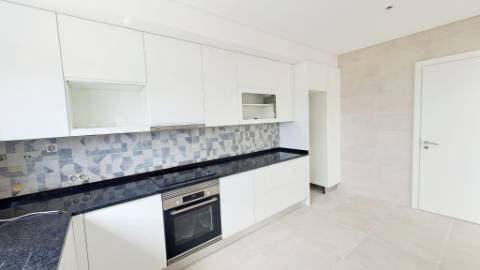 Apartamento T4, top floor, Tavira