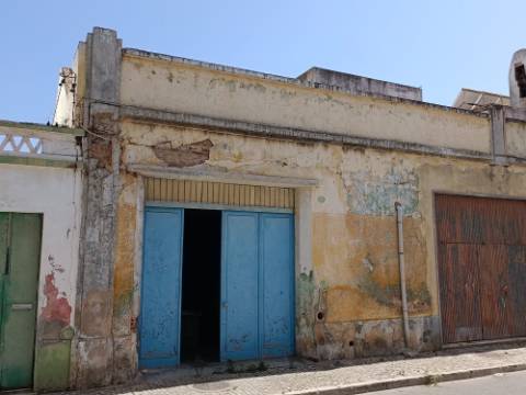 ARMAZEM - COM POSSIBILIDADES DE CONSTRUIR MORADIA OU PREDIO - CENTRO DE VILA REAL DE SANTO ANTONIO - ALGARVE