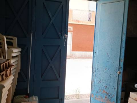 ARMAZEM - COM POSSIBILIDADES DE CONSTRUIR MORADIA OU PREDIO - CENTRO DE VILA REAL DE SANTO ANTONIO - ALGARVE