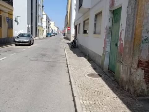 ARMAZEM - COM POSSIBILIDADES DE CONSTRUIR MORADIA OU PREDIO - CENTRO DE VILA REAL DE SANTO ANTONIO - ALGARVE