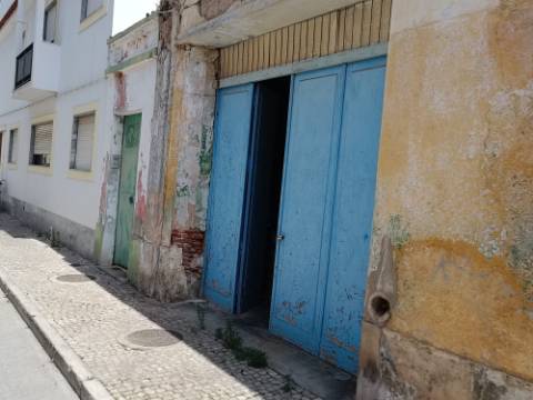 ARMAZEM - COM POSSIBILIDADES DE CONSTRUIR MORADIA OU PREDIO - CENTRO DE VILA REAL DE SANTO ANTONIO - ALGARVE