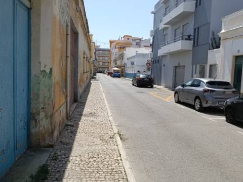 ARMAZEM - COM POSSIBILIDADES DE CONSTRUIR MORADIA OU PREDIO - CENTRO DE VILA REAL DE SANTO ANTONIO - ALGARVE