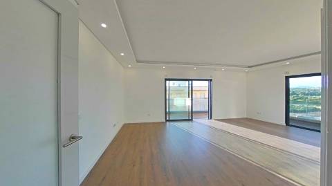 Apartamento T1 com Terraço Privativo e Piscina no Último Andar - Olhão!