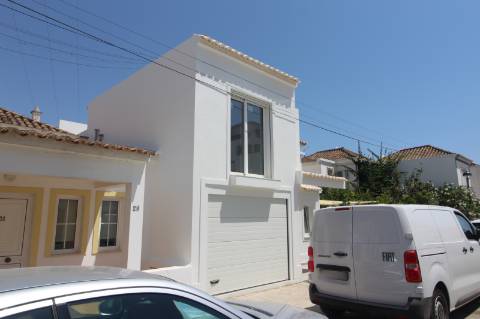 Construção de uma moradia em banda em prestigiada urbanização de Tavira