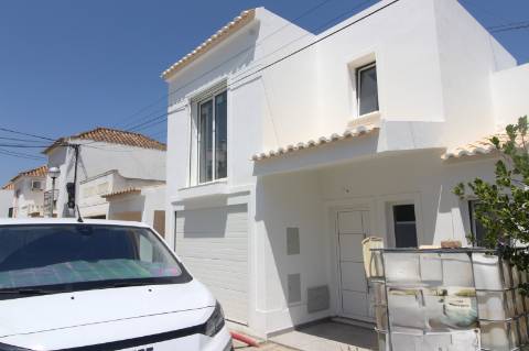 Construção de uma moradia em banda em prestigiada urbanização de Tavira