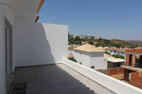 Construção de uma moradia em banda em prestigiada urbanização de Tavira