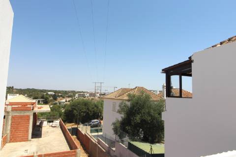 Construção de uma moradia em banda em prestigiada urbanização de Tavira