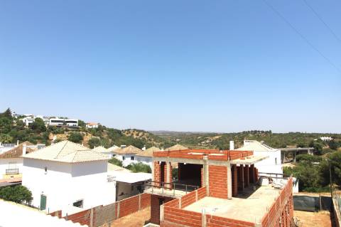 Construção de uma moradia em banda em prestigiada urbanização de Tavira