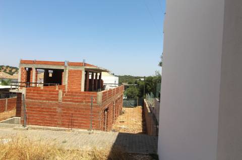 Construção de uma moradia em banda em prestigiada urbanização de Tavira