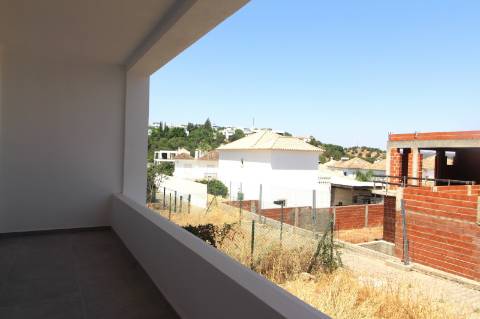 Construção de uma moradia em banda em prestigiada urbanização de Tavira