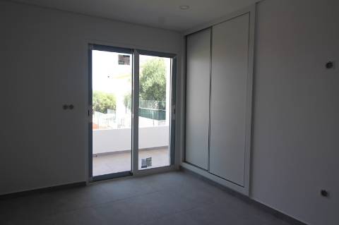 Construção de uma moradia em banda em prestigiada urbanização de Tavira