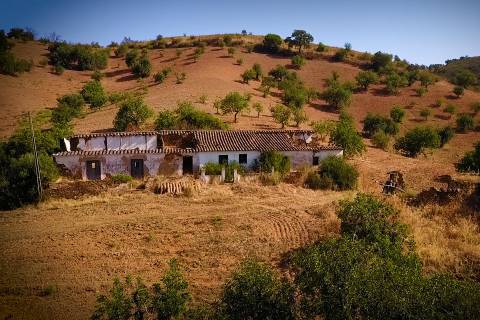 TERRENO COM PEQUENA RUÍNA EM CORTE DO PESO