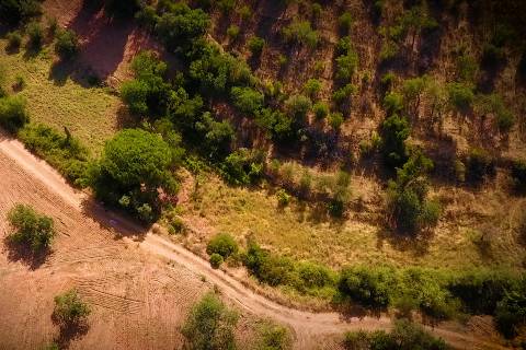 TERRENO COM PEQUENA RUÍNA EM CORTE DO PESO