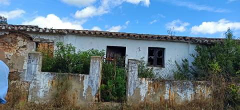 TERRENO COM PEQUENA RUÍNA EM CORTE DO PESO