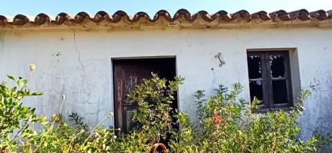 TERRENO COM PEQUENA RUÍNA EM CORTE DO PESO