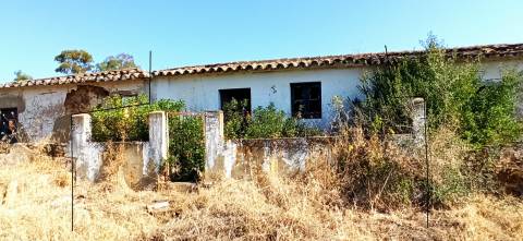 TERRENO COM PEQUENA RUÍNA EM CORTE DO PESO