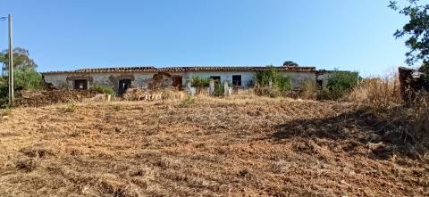 TERRENO COM PEQUENA RUÍNA EM CORTE DO PESO