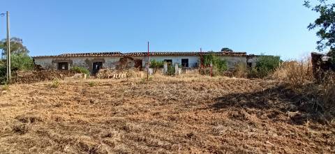TERRENO COM PEQUENA RUÍNA EM CORTE DO PESO