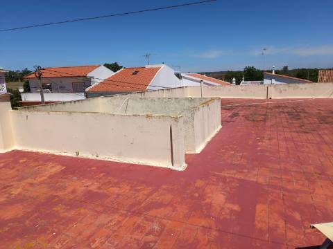 EDIFÍCIO COM TRÊS PISOS - VÁRIAS DIVISÕES - HABITAÇÃO - RESTAURANTE - COMÉRCIO - SERVIÇOS - SÃO BARTOLOMEU DO SUL - CASTRO MARIM