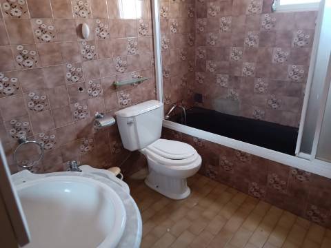 EDIFÍCIO COM TRÊS PISOS - VÁRIAS DIVISÕES - HABITAÇÃO - RESTAURANTE - COMÉRCIO - SERVIÇOS - SÃO BARTOLOMEU DO SUL - CASTRO MARIM