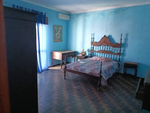 EDIFÍCIO COM TRÊS PISOS - VÁRIAS DIVISÕES - HABITAÇÃO - RESTAURANTE - COMÉRCIO - SERVIÇOS - SÃO BARTOLOMEU DO SUL - CASTRO MARIM