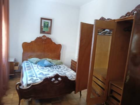 EDIFÍCIO COM TRÊS PISOS - VÁRIAS DIVISÕES - HABITAÇÃO - RESTAURANTE - COMÉRCIO - SERVIÇOS - SÃO BARTOLOMEU DO SUL - CASTRO MARIM