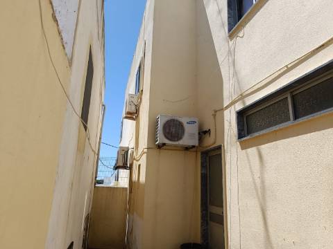 EDIFÍCIO COM TRÊS PISOS - VÁRIAS DIVISÕES - HABITAÇÃO - RESTAURANTE - COMÉRCIO - SERVIÇOS - SÃO BARTOLOMEU DO SUL - CASTRO MARIM