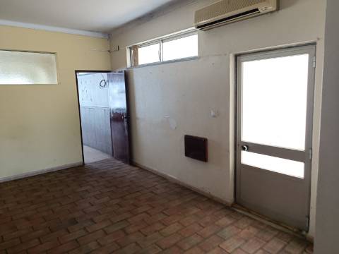 EDIFÍCIO COM TRÊS PISOS - VÁRIAS DIVISÕES - HABITAÇÃO - RESTAURANTE - COMÉRCIO - SERVIÇOS - SÃO BARTOLOMEU DO SUL - CASTRO MARIM