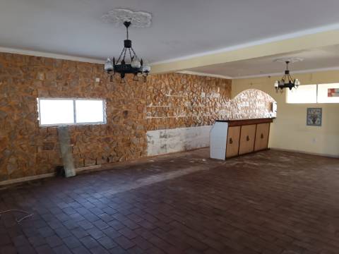EDIFÍCIO COM TRÊS PISOS - VÁRIAS DIVISÕES - HABITAÇÃO - RESTAURANTE - COMÉRCIO - SERVIÇOS - SÃO BARTOLOMEU DO SUL - CASTRO MARIM