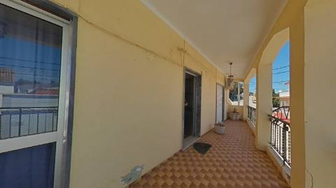 EDIFÍCIO COM TRÊS PISOS - VÁRIAS DIVISÕES - HABITAÇÃO - RESTAURANTE - COMÉRCIO - SERVIÇOS - SÃO BARTOLOMEU DO SUL - CASTRO MARIM